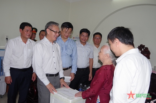 Ban Đối ngoại Trung ương Đảng Nhân dân Cách mạng Lào thăm, tặng quà các gia đình chính sách tại tỉnh Thừa Thiên Huế

